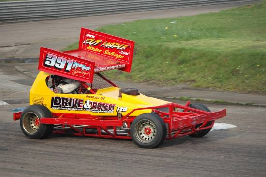 (Photo by Chris24) - Andy Smith at speed with a new sponsor
