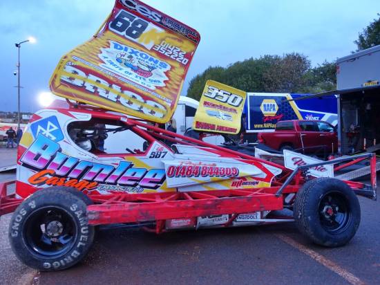 Welcome to Odsal - In the pits we start with: Ben Lockwood in the borrowed Sam Brigg car
