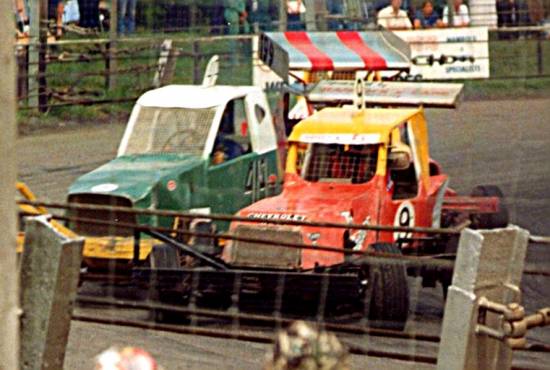 199 Mike Close punts 2 cars inc 9 Mike Lewis towards the Brafield fence. (Geoff Fawcett pic)
