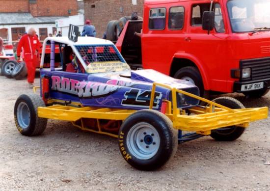 Was this 14 Roger (?) Bromiley?  It seems to say Rob on the side....
Bozz wrote,"The car was ex Russ Humphrey (#113) & I had the job of signwriting it for Rog.  Now for reasons only known to Roger, he had me paint 'Rob' on the side of the motor..... I can only think that he dislikes the name Roger! & everytime I saw the car I'd cringe cuz I knew people would be thinking that the signwriter made a mistake & he didnt....Honest !

