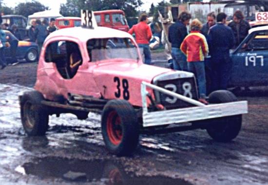 38 Fred Mitchell?  38 Ian Russell?  Someone else? - Yep, someone else - 38 Paul Diamond !
From Allstox's 'rodneystock'..........."the car pictured, number 38, is neither ian russell nor fred or les mitchell but it is paul diamond who worked with me at fred mitchell's in the late 70,s early 80,s.  The picture was taken in the old aldershot pits and the car is ex-harry linney and was powered by a 390 cu in ford, the picture does not show it clearly but paul was a white top with the scota formula one stox."  Many thanks Rod/Rob!

