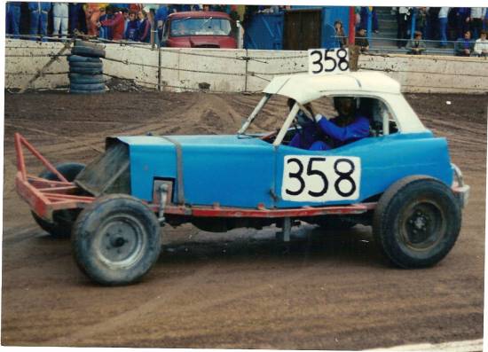 First time out 1973 Belle Vue
Chassis ex Vernon Parker with new roll cage - I bought rolling chassis off Doug Cronshaw. He had purchased the car for the 389 Pontiac and he cut off the "shed" roll cage and put a new one on for me. All of �25 for the deal and Doug loaned me his towing ambulance for my first few meetings.
2.4 Jag Engine and box from scrappy for a fiver 
