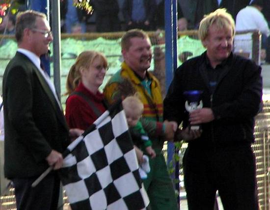 Kev Smith receives his trophy from SuperStu Belle Vue 30AUG04
