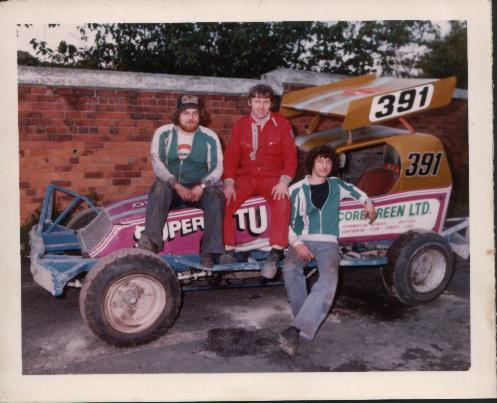 391 Stu Smith F1 World Champion 1980
Team Pic taken in White City pits 1980
