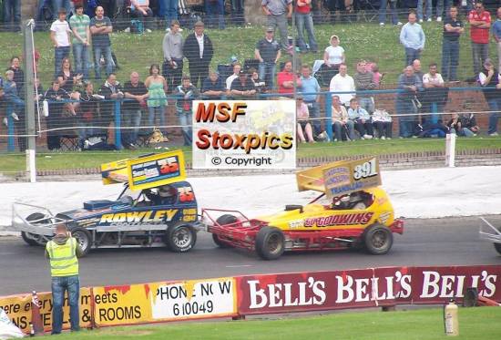 Andy Smith hits Neil Shenton last bend but 35 took the win and 391 went 3rd
