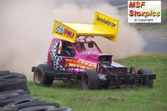 507 Neil Smith goes on the grass in the Final

