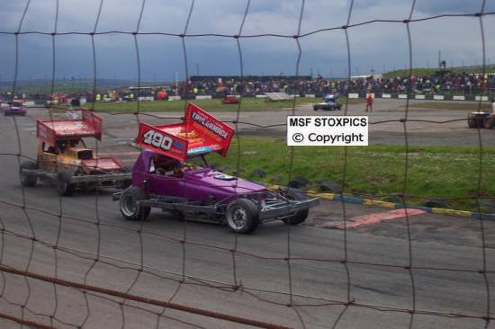 Gilbank chasing Taylor in F1 Final
