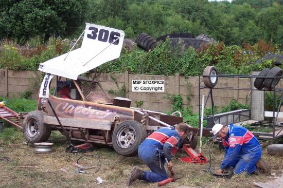 306 Ian Noden repairng the car after hitting the fence
