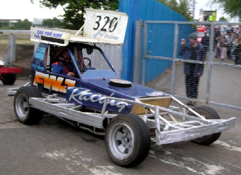 320 Kenneth Kelly
makes his F1 debut in the FWJ hire car.
