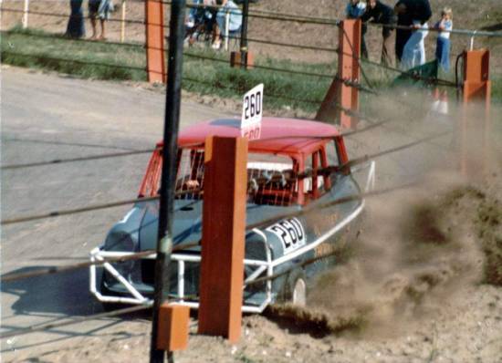 Bezz lookalike Ministox at Skegness
A Bezz lookalike ministox crashing at Skeggy does anyone know who this is???
