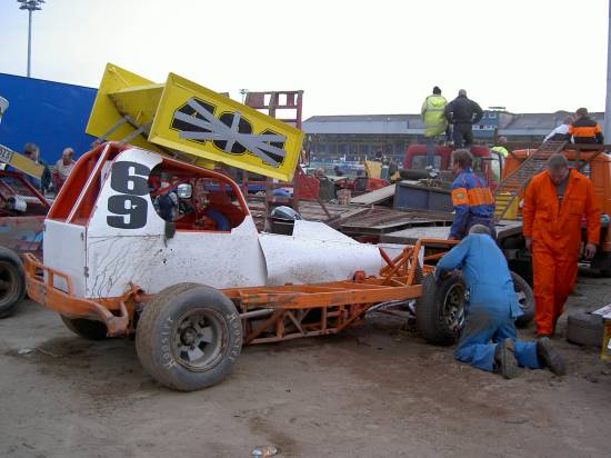 To the back of the grid that man!
Steve Hattersley with replacement aerofoil after his shunt at Sheffield the day before. 
