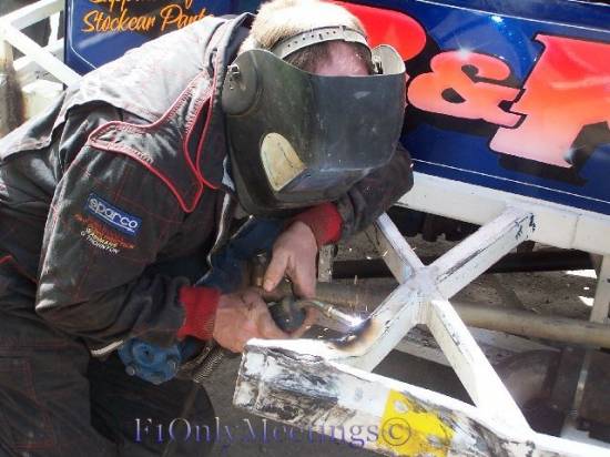 107 Lee Robinson repairs - Norm (FWJ Mech) helping keep the competion on the track
