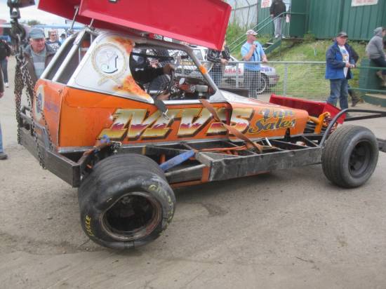 4, after coming to a halt with 515, Dan did another lap and then lit the rears up an power slid into the stricken FWJ car

