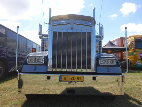 The H67 team arrived in this stunning Kenworth
