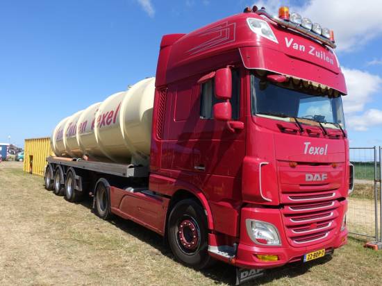 A nice-looking Texel Daf tanker 
