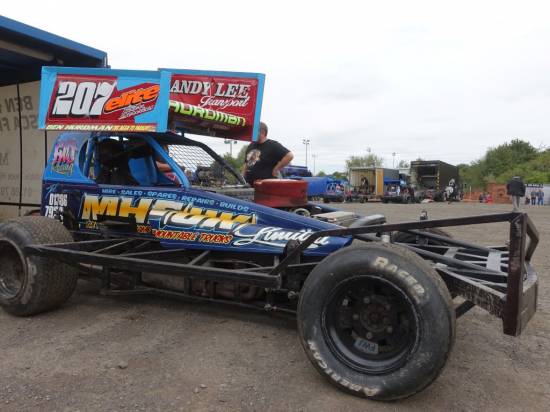 Ben Hurdman was one of only two to use the front bumper through the meeting. From the 10th row of the semi Ben battled through for a well deserved 6th place.
