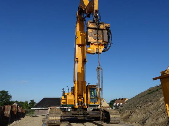 It's a sheet pile driver which uses high frequency vibratory hammers
