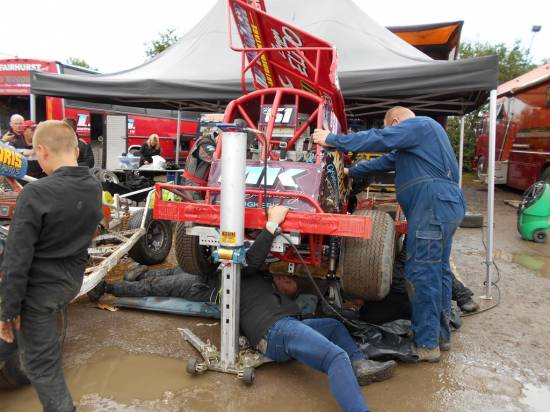 The Koen Maris team change the prop after a bolt sheared on the way to the grid
