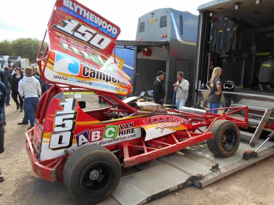 Mick had borrowed an engine from Mat Newson for his shale car.
