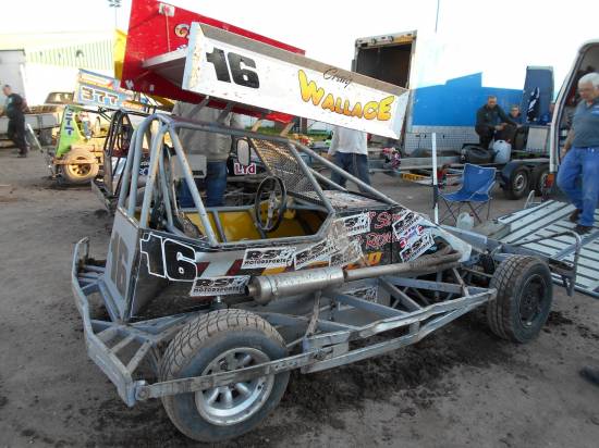 Craig Wallace had a go in a Warren Taylor owned car but needs more time to adapt to shale.

