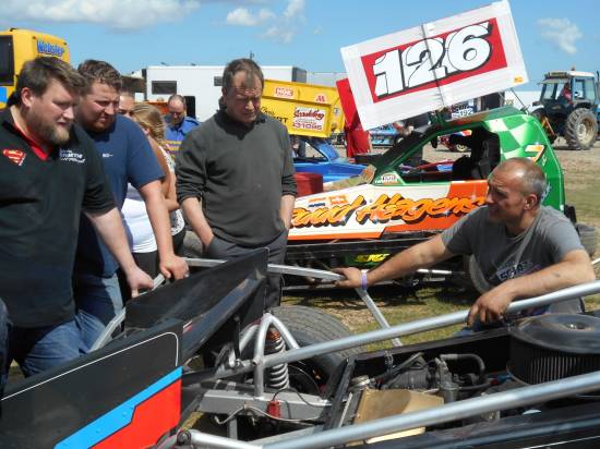 Stuart & Andy discuss Murray Jones' engine woes. Possible piston damage prevented 196 racing again. Murray had won Heat 1 in fine style. Stuart did not race today as he too had an engine problem last night.
