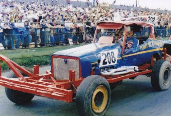 Hoss lines up in his Anglia bodied machine in front of a huge Semi-Final crowd at Brafield.
