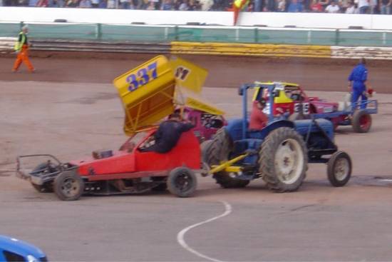 337 Dave Willis limps back to the pits

