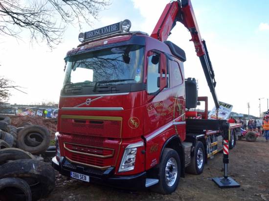 Looking the business in red & black. This Volvo 460 with Fassi F400 crane brought the 548 car.
