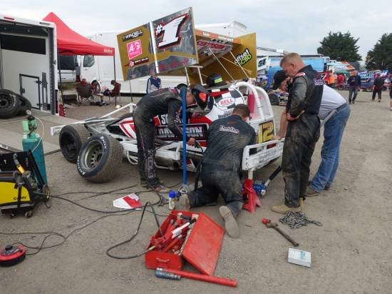 The 1 team fix the birdcage after the axle assy came adrift in Heat 1
