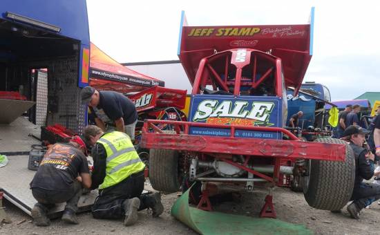 219 - The team investigate a gearbox problem whilst Lee catches a quick break with a Magnum Classic
