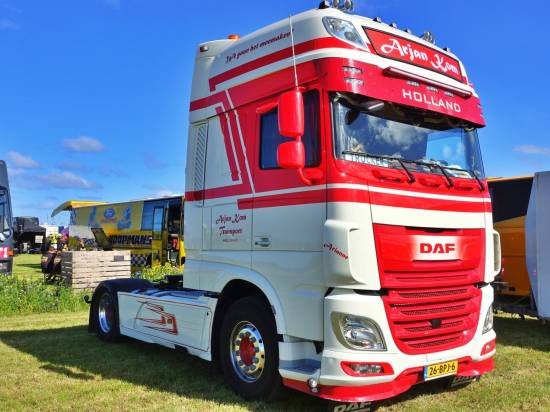 A smart DAF from Arjan Kom catches the sun
