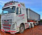 10_An_additional_Andrew_was_keeping_an_eye_on_the_Ministox_pit_-_A_Volvo_FH500_with_a_Wilcox_Tri_Axle_tipping_trailer.JPG