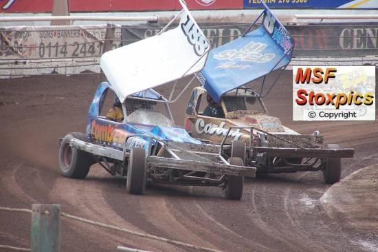 188 Mike Kingston had a good meeting seen here holding off Mick Harris
