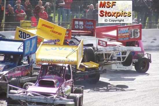 Last bend attack from all 5 drivers with H482 winning Final
