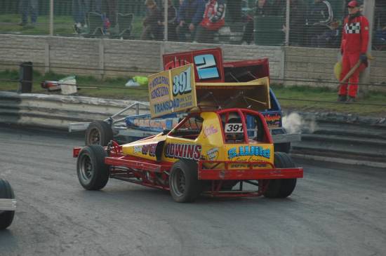 391 Andy Smith pushes 2 Paul Harrison out wide.
