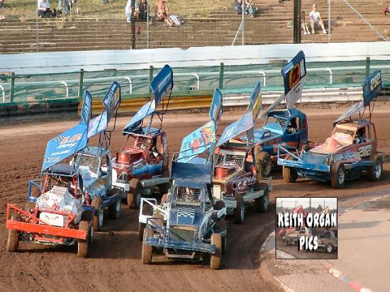 Blue Grade drivers ready for the off in heat 1
