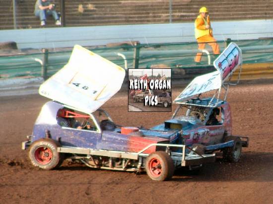 The cause of a caution period in heat 1, Stuart Smith and Bill Morris tangle on the racing line
