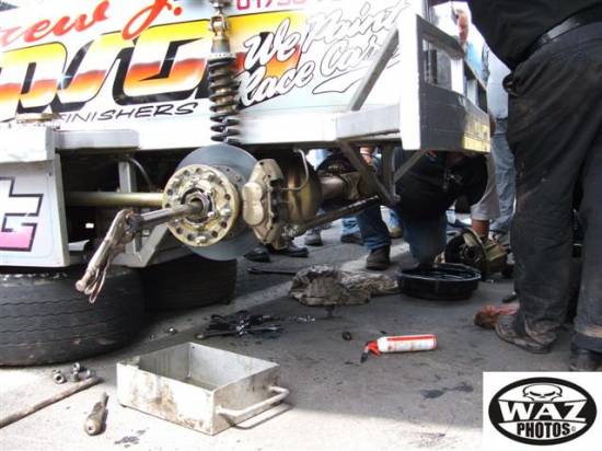 515 pit shot.
Changing of the half shaft on the 515 car.
