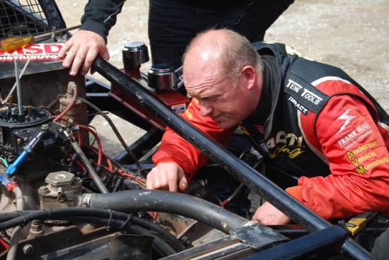 Murray having a look at Tony Smith's poorly engine
