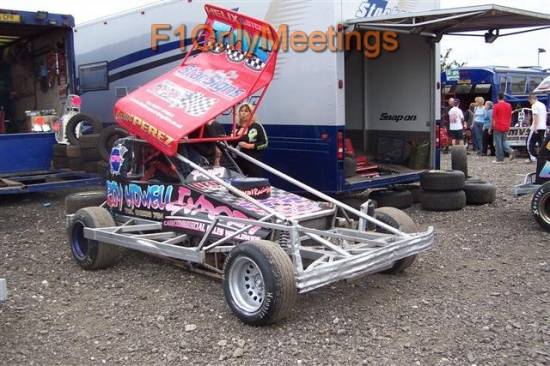 305 Carlos Perez going well in his shale car.
