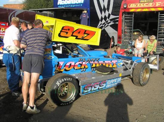 347 Steve Hopkins - Swapping the wing so Lee Robinson could use the car
