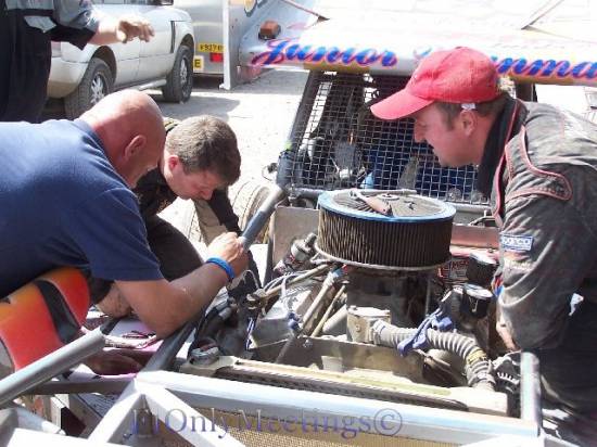 515 Frankie Wainman Jnr - Fitting new spark plugs - a treat for the UK Open later in the day !
