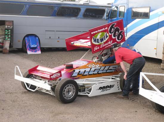 212 - Danny Wainman - Having a practice session in 606 Andy Palmer F2
