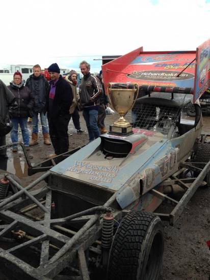 390, the new UK champion with the trophy on the car. What a return to racing!
