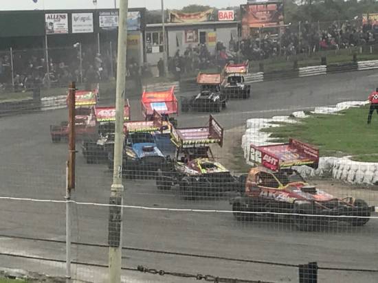 Heat 1 sets off with a packed grid of cars

