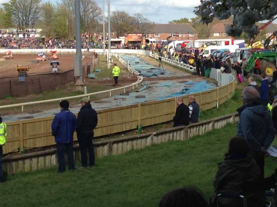 A new wooden fence for the woof woofs at Belle Vue.

