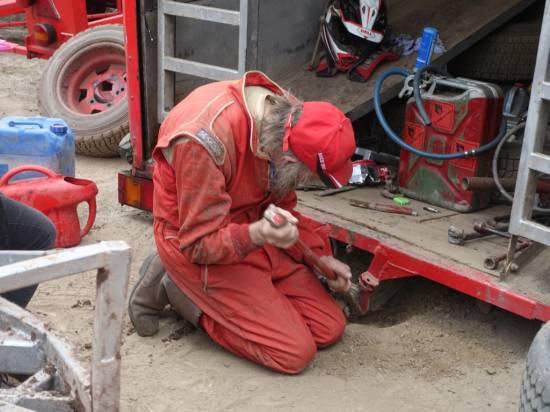 Geoff digs out the towing bracket on the 215 transporter after the bus became acquainted with the Sheffield pits dry river bed. Look how close those rear lights are to the ground! 

