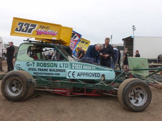 Dave Willis borrowed Graeme Robson's car, but fitted his own big block motor in it.  
