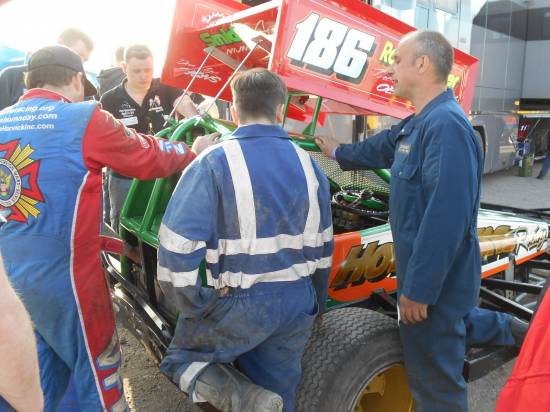 Stuart Shevill & Andy Smith check out Todd Jones' ex Smidt motor.
