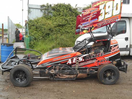 Stuart raced his shale car and tried a few set up changes to try and dial the car in.
